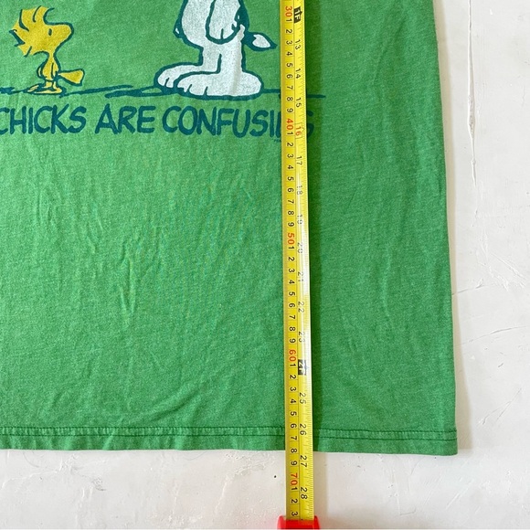 T shirt Green Junk Food Chicks are Confusing Snoopy Woodstock Peanuts Size M - Picture 7 of 8